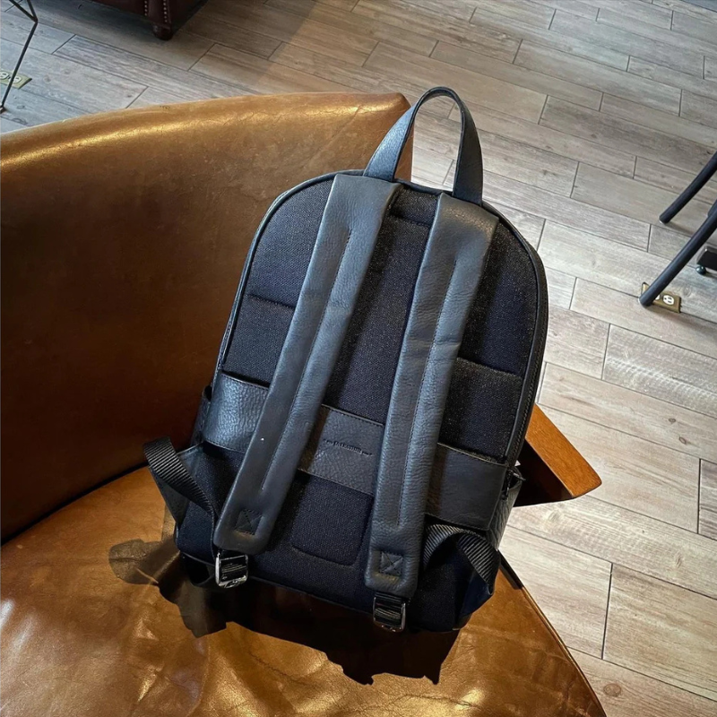 Backpack Leonel de Cuero Negro con Cuello de Toro Negro
