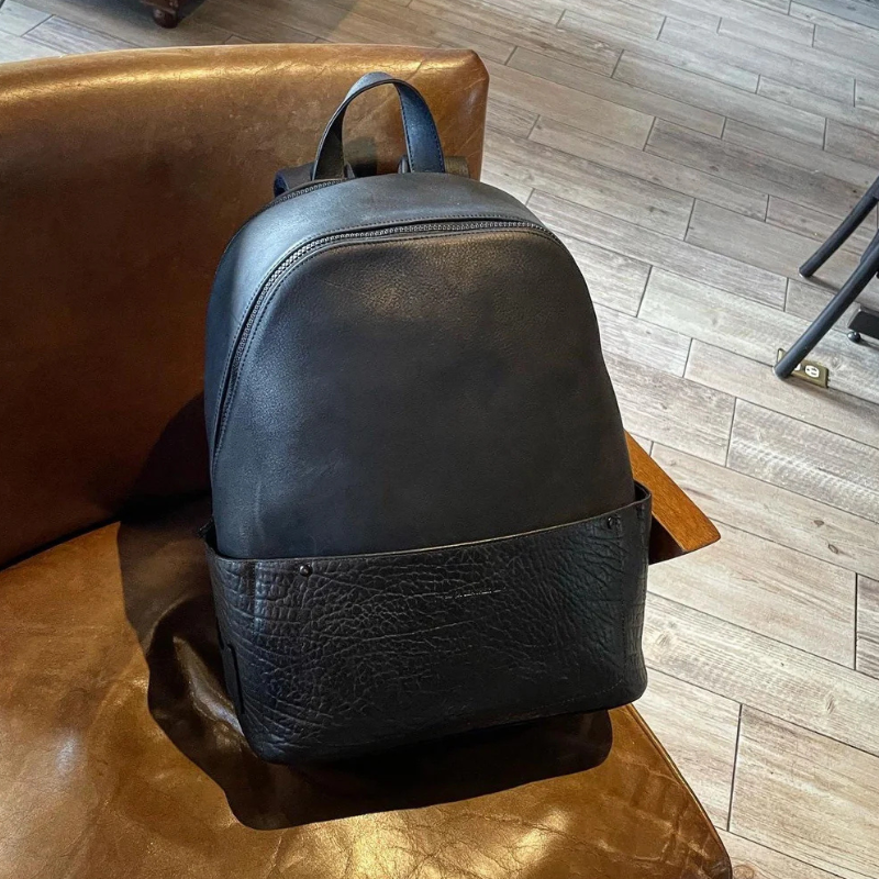 Backpack Leonel de Cuero Negro con Cuello de Toro Negro