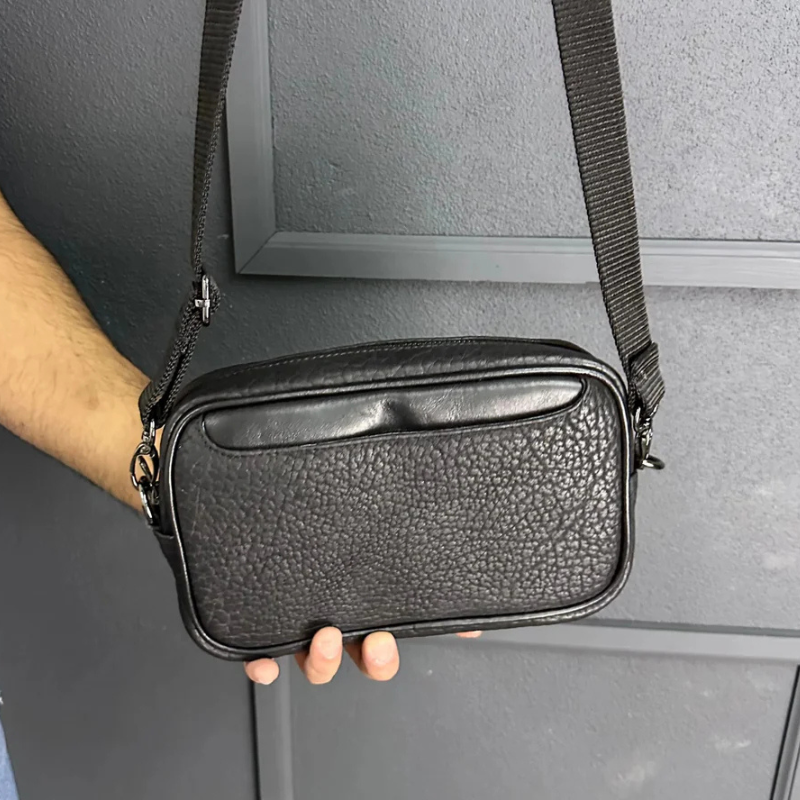 Neceser Bandolera de Cuero Negro con Cuello de Toro
