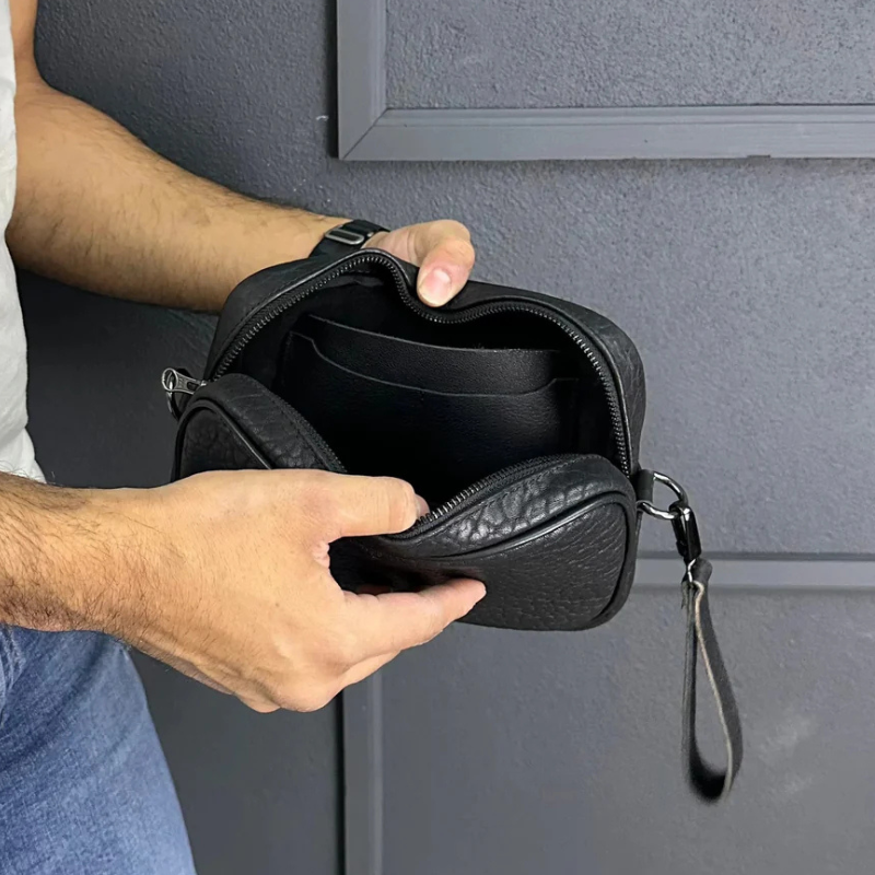 Neceser Bandolera de Cuero Negro con Cuello de Toro
