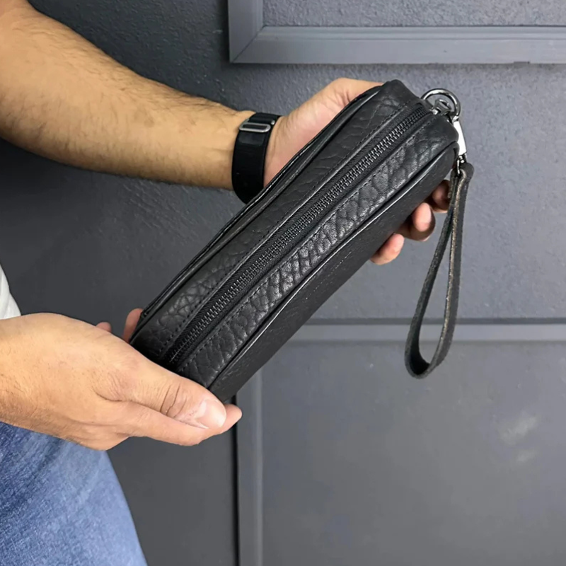 Neceser Bandolera de Cuero Negro con Cuello de Toro